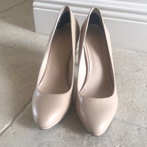 Banana Republic Nude pumps 8.5
